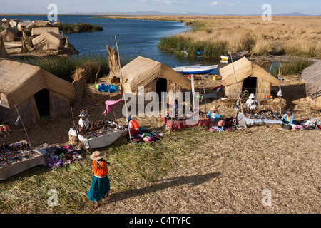 Tägliche Aktivität in einem Dorf auf einem der schwimmenden Inseln der Uros auf dem Titicacasee in Peru Stockfoto