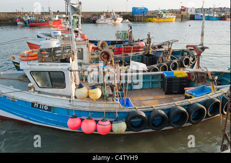 Bridlington Hafen in der Abendsonne (Boote oder Schiffe, die am Fischerkai, Pier, Bojen, ruhiges Meer festgemacht sind) - malerische North Yorkshire Coast Stadt, England, Großbritannien. Stockfoto