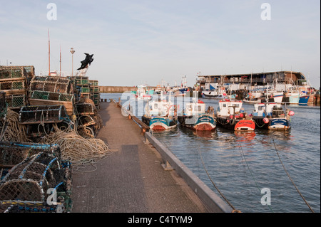 Bridlington Harbour (sonnenbeschienene Fischerboote, Pier, Fischkai, Hummer-Töpfe gestapelt, ruhiges Meer,) - malerische North Yorkshire Coast Stadt, England Großbritannien Stockfoto