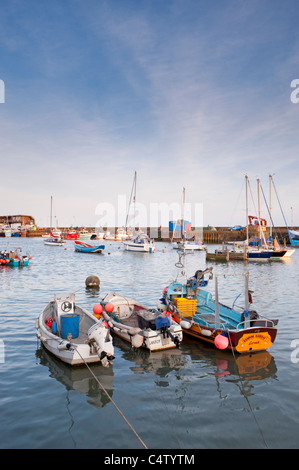 Bridlington Hafen bei Sonnenuntergang (Fischerboote & Vergnügungsboote festgemacht, Pier, Fischkai, ruhiges Meer) - malerische North Yorkshire Coast Stadt, England, Großbritannien. Stockfoto