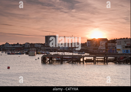 Bridlington Hafen bei Sonnenuntergang (Fischerboote & Vergnügungsboote festgemacht, Anlegestelle, Meer, roter Himmel über der Stadt) - malerische North Yorkshire Coast Stadt, England, Großbritannien Stockfoto