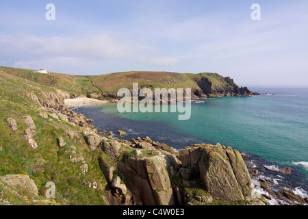 Nanjizel in der Nähe von Lands End in Cornwall, Bestandteil der South West Coast Path, an einem sonnigen Tag mit einem ruhigen Atlantischen Meer Stockfoto