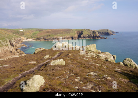 Nanjizel in der Nähe von Lands End in Cornwall, Bestandteil der South West Coast Path, an einem sonnigen Tag mit einem ruhigen Atlantischen Meer Stockfoto