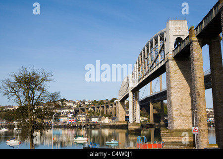 Royal Albert Bridge, Fluss Tamar gegen Saltash Riverside, Saltash Durchgang, Plymouth, zwischen Cornwall und Devon, England, UK Stockfoto