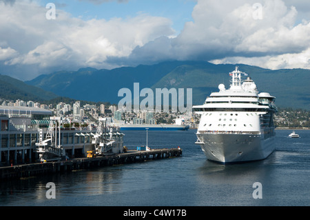 Ein Kreuzfahrtschiff Abfahrt Hafen in Vancouver, British Columbia, Kanada Stockfoto