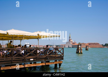 Cafe am Fondamenta Delle Zattere Ai Saloni am Ufer des Canale della Giudecca, Venedig, Italien Stockfoto