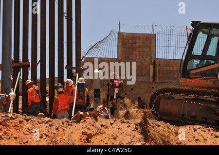 Ersatz der Grenzmauer in Nogales, Arizona, USA, und Nogales, Sonora, Mexiko. Stockfoto