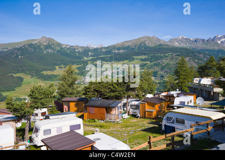 Blick auf die Berge von der Terrasse des Dalai Lama Village, Camping Club, Chatillon, Cervino Tal, Aostatal, Italien, Alpen Stockfoto