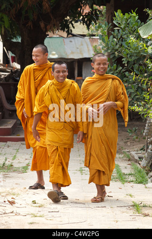 Drei buddhistische Mönche wandern in Kambodscha Stockfoto