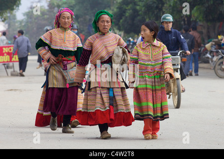 Drei Frauen der Flower Hmong ethnische Minderheit Passanten in Bac Ha Vietnam Stockfoto