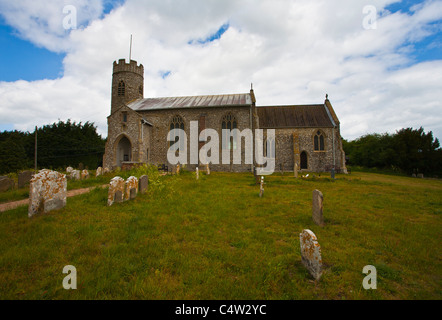 Die Kirche des St. Johannes des Täufers am Aylmerton in Norfolk. Stockfoto