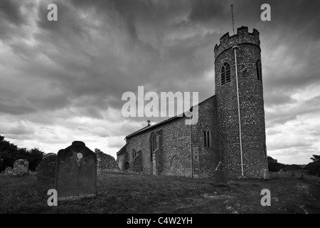 Die Kirche des St. Johannes des Täufers am Aylmerton in Norfolk. Stockfoto