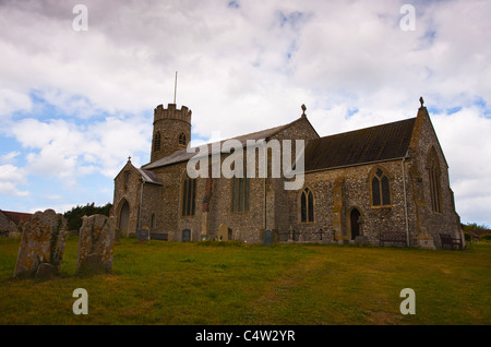 Die Kirche des St. Johannes des Täufers am Aylmerton in Norfolk. Stockfoto