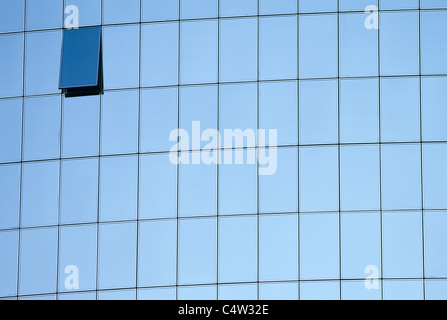 Blauen Fenstern eines modernen Bürogebäudes Stockfoto