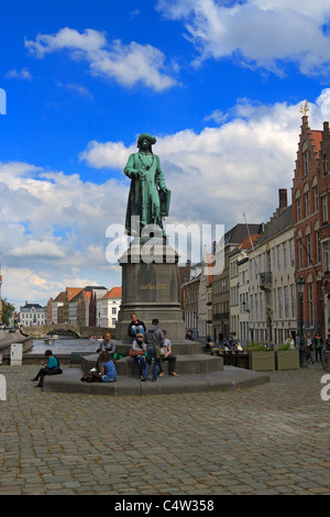 Statue von Jan Van Eyck neben dem Spieglerei-Kanal in Brügge, Belgien. Stockfoto