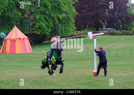 Ein Ritter Praktiken gegen eine Quintain bei einem mittelalterlichen Reenactment-event Stockfoto