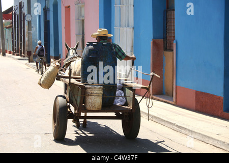 Senior woman in Trinidad, Kuba fährt seinen Wagen mit Containern Stockfoto