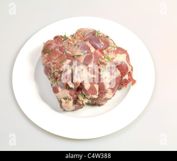 Rohe Lammkeule mit Rosmarin, Knoblauch und Speck Stockfoto