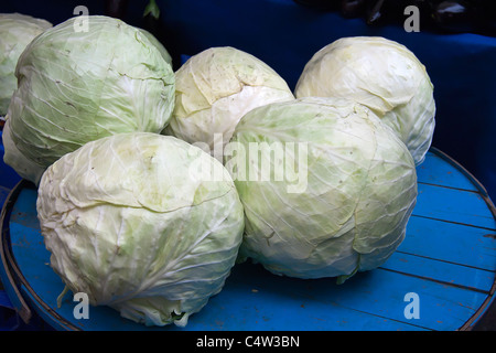 Kohlköpfe auf einen Zähler an einem offenen Markt platzieren Stockfoto