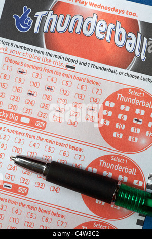 Ausfüllen der Thunderball Lotterie Spielkarte - National Lottery Thunderball Stockfoto