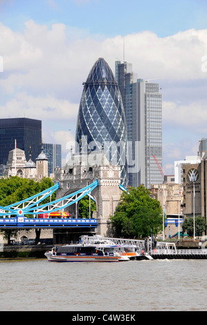 Thames Clipper boot Öpnv-Themse mit der Londoner City Skyline Gherkin & Heron Tower skyscraper landmark Stadtbild England Großbritannien Stockfoto