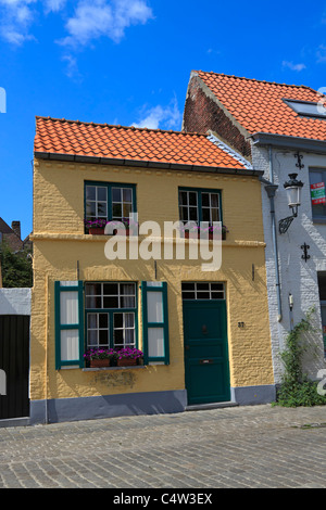 Kleines Haus in einer ruhigen Wohnstraße nahe dem Zentrum von Brügge, Belgien. Stockfoto