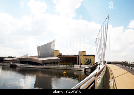 Imperial Kriegsmuseum Norden mit Fußgängerbrücke wie gesehen von MediaCityUK Manchester UK Stockfoto