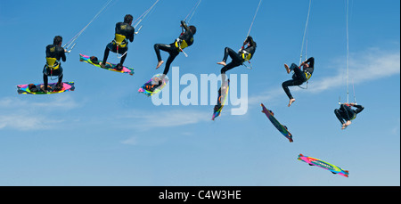 Eine sequentielle 6 Bild-Ansicht zeigt die Bewegung von einem Kitesurfer in der Luft im Resort von Eilat in Israel... Stockfoto