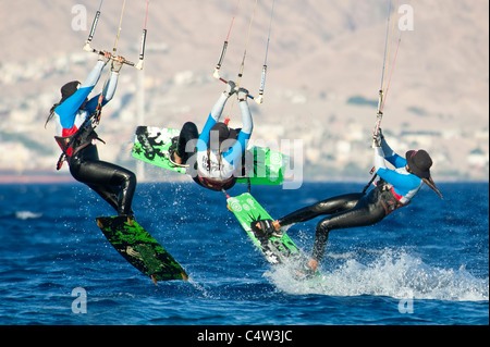 Eine sequentielle 3 Bild-Ansicht zeigt die Bewegung von einem Kitesurfer in der Luft im Resort von Eilat in Israel. Stockfoto