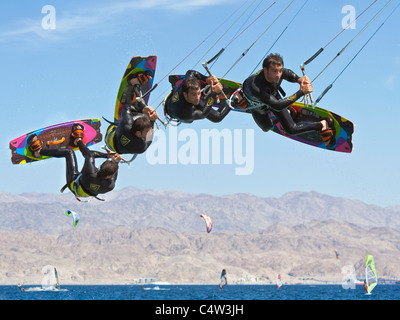 Eine sequentielle 4 Bild-Ansicht zeigt die Bewegung von einem Kitesurfer in der Luft im Resort von Eilat in Israel. Stockfoto