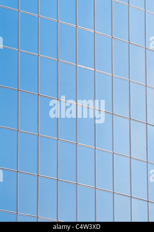 Blauen Fenstern eines modernen Bürogebäudes Stockfoto