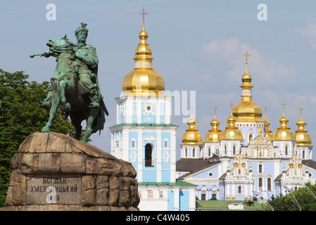 Denkmal der berühmten ukrainischen Hetman Bogdan Khmelnitsky vor Klosterkirche St. Michael in Kiew, Ukraine Stockfoto