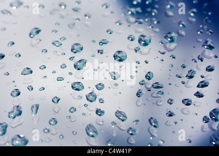 Blaue abstrakten Hintergrund von Wassertropfen auf Glas Stockfoto