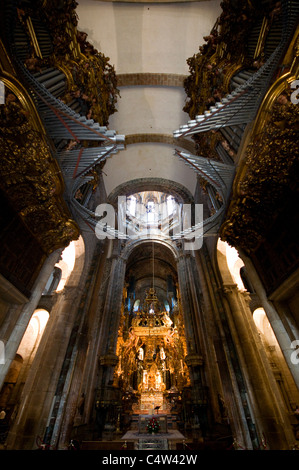 Weitwinkel-Innenansicht der Kathedrale in Santiage tun Compostela zeigt den Orgelpfeifen und den Altar, Stockfoto