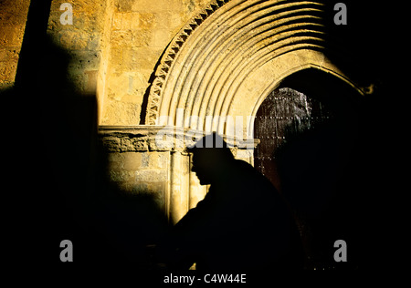 MANN REITET VORBEI KIRCHE IN CÓRDOBA Stockfoto