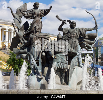 Denkmal der Stadt-Gründer am Unabhängigkeitsplatz in Kiew, Ukraine Stockfoto