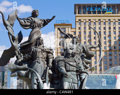 Denkmal der Stadt-Gründer am Unabhängigkeitsplatz in Kiew, Ukraine Stockfoto