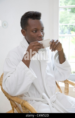 Junge afrikanische Mann trinken Stockfoto