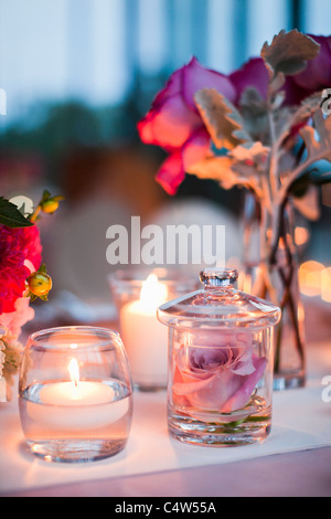 Blumen und Kerzen Tafelaufsätze Stockfoto