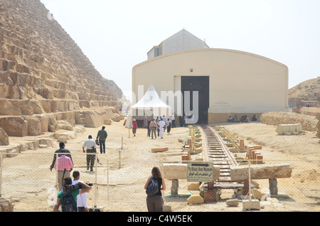 Die Freilegung der zweite Solarboot im Westen das erste Solarboot, befindet sich auf der Südseite der großen Pyramide. Stockfoto