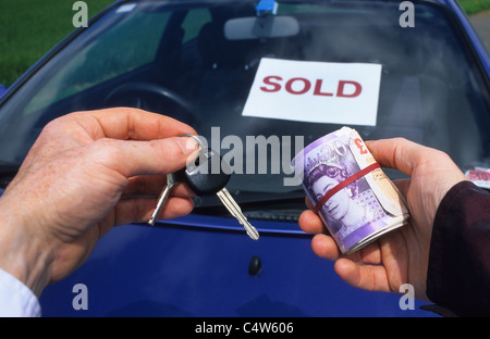 Person, die Bündel Banknoten kaufen Auto von Verkäufer halten Autoschlüssel UK Stockfoto