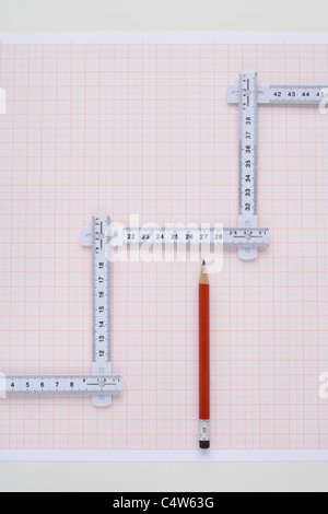 Zollstock, Bleistift und Zeichenpapier mit Maßeinteilung Stockfoto