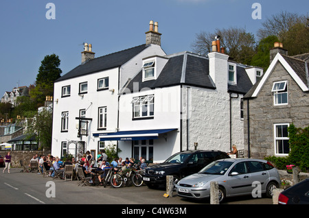 Trinker vor dem Anker Hotel in Kippford, Dumfries und Galloway Region, Schottland. Stockfoto