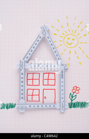 Zollstock in Form eines Hauses mit Zeichnungen Stockfoto