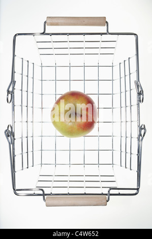 Apple im Warenkorb Stockfoto