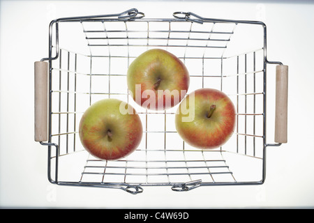 Äpfel im Warenkorb Stockfoto