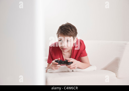 Teenager spielen Videospiele, Mannheim, Baden-Württemberg, Deutschland Stockfoto