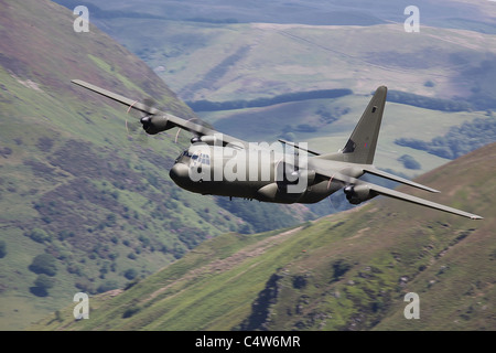 Herkules niedrig fliegen in der Mach-Schleife-Nord-wales Stockfoto