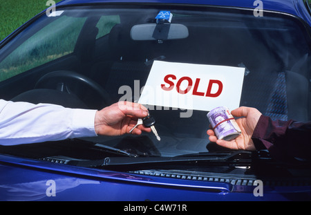 Person, die Bündel Banknoten kaufen Auto von Verkäufer halten Autoschlüssel UK Stockfoto