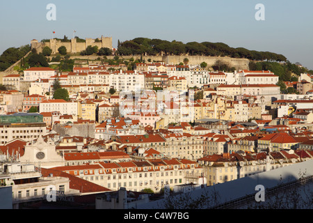 Lissabon Portugal Stadtteil Alfama mit dem Castelo de Sao Jorge Schloss am Abend gesehen vom Miradouro de São Pedro Stockfoto